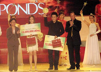 Ho Quynh Huong and Lam Truong receive the audience's Golden Awards