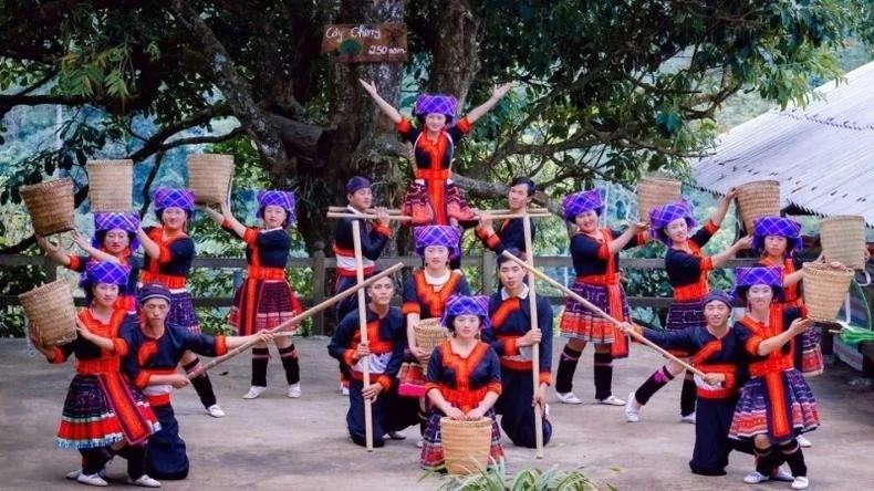 The “multi-talented farmers” of Sin Suoi Ho perform H’Mong folk songs and dances