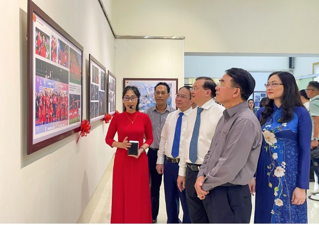 Delegates visit the 2023 Youth Photography Festival exhibition